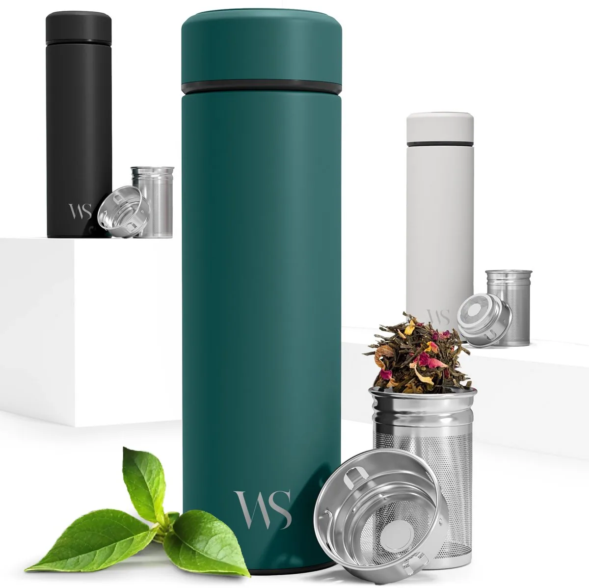 Metaalrecyclingterrein met vrachtwagens, containers en een kraan die schroot verwerkt